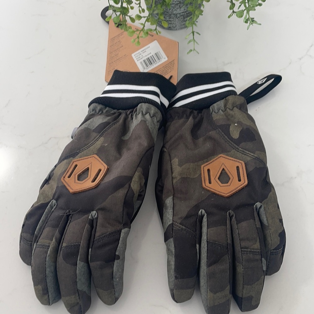 Women’s Volcom Bounty glove.